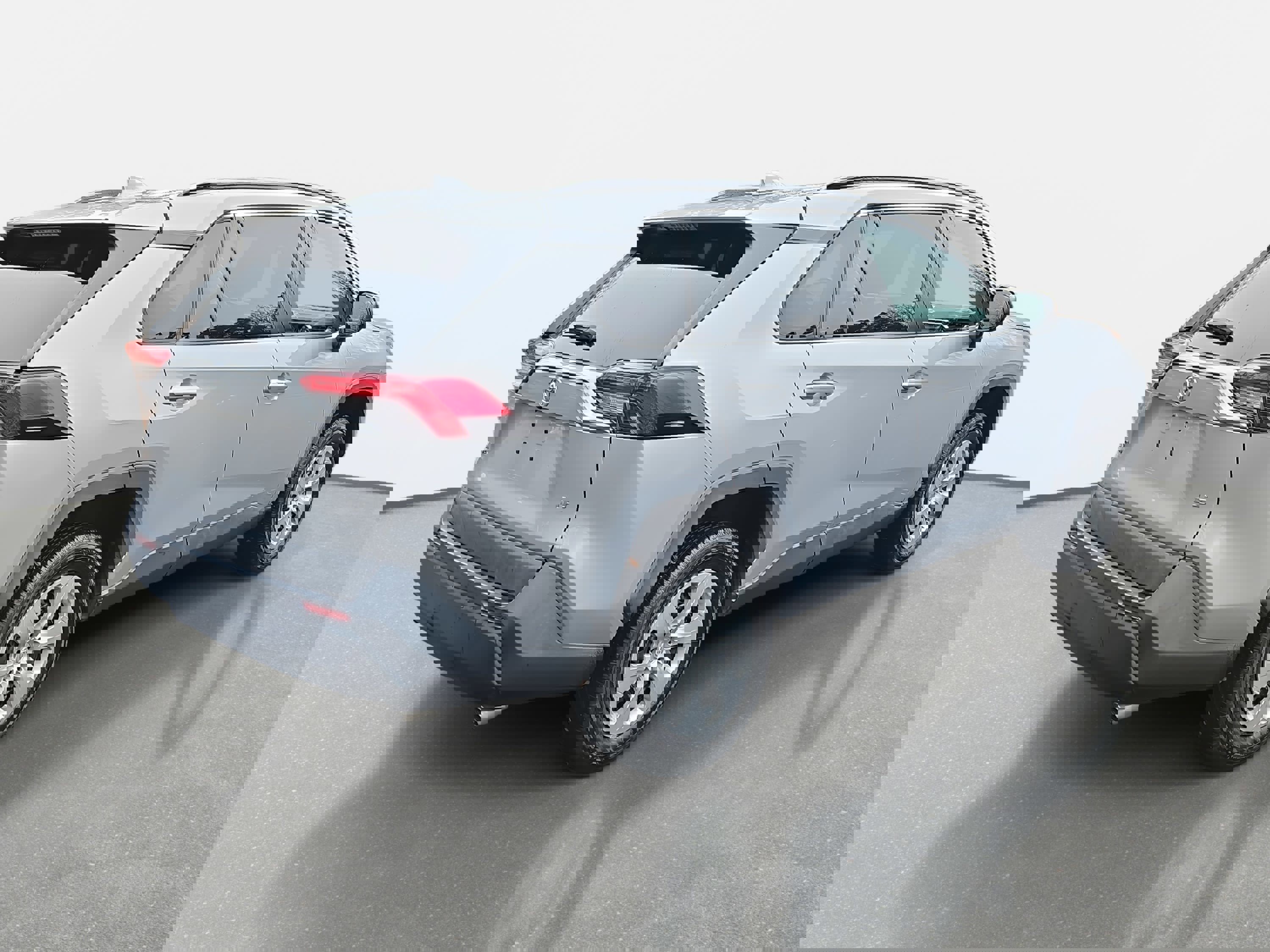 Used 2019 Toyota RAV4 LE image 3