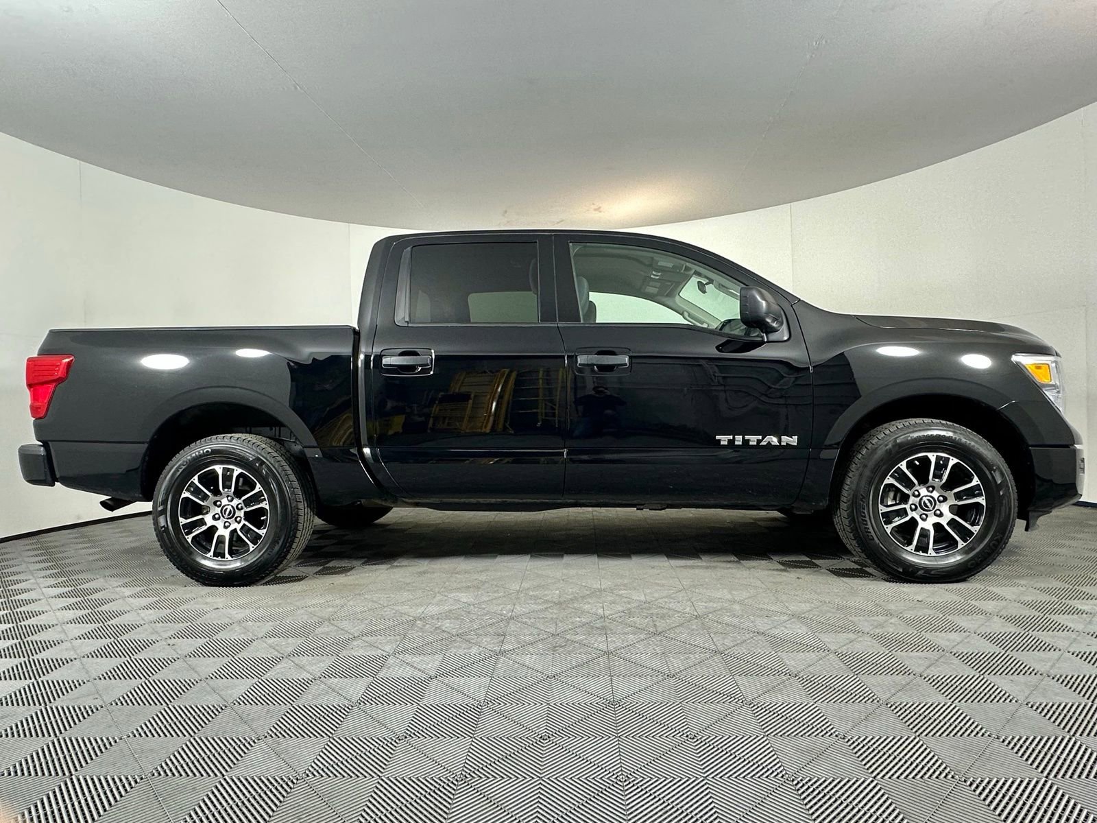 Used 2023 Nissan Titan SV image 29