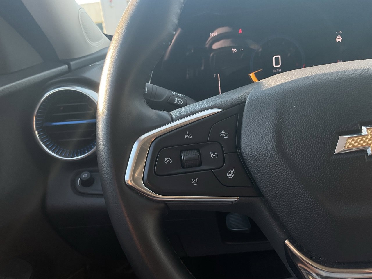 Used 2025 Chevrolet Trax LT w/ LT Convenience Package FWD image 29