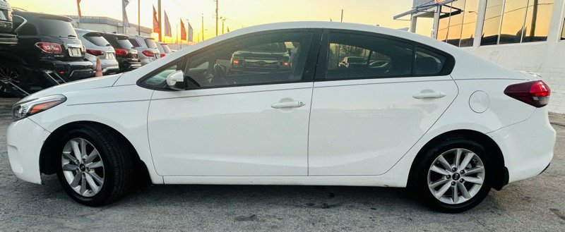 Used 2017 Kia Forte S image 2