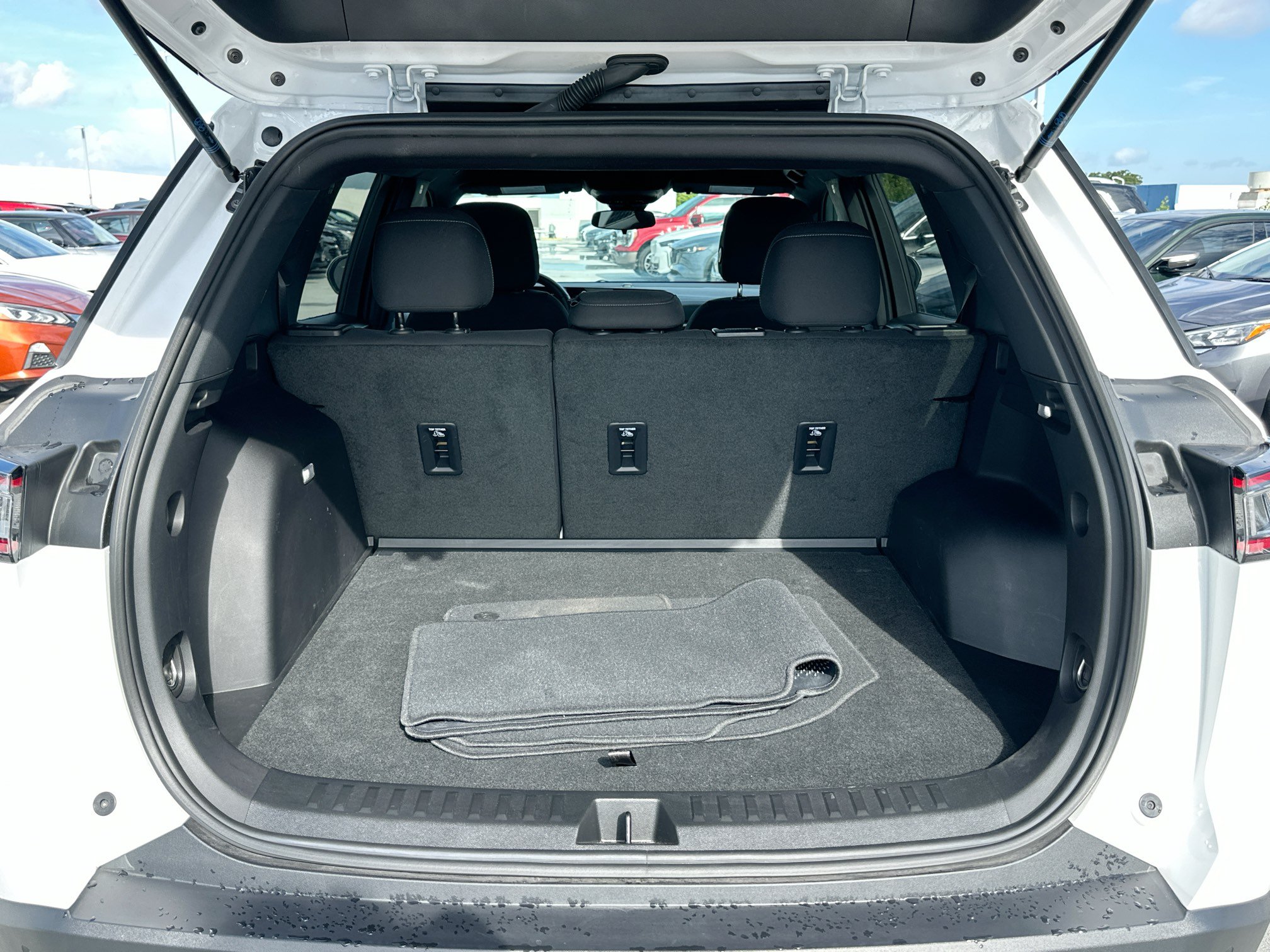 Used 2025 Chevrolet Equinox LT FWD image 26