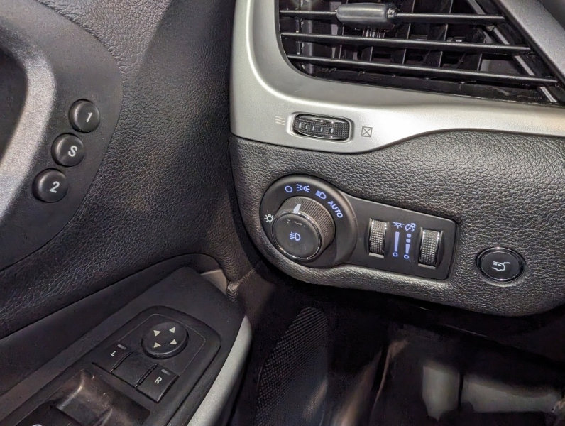 Used 2017 Jeep Cherokee Overland w/ Technology Group image 46