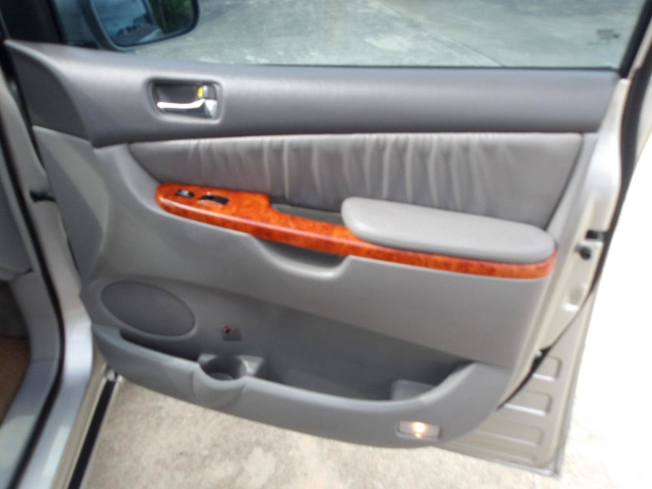 Used 2010 Toyota Sienna FWD image 8