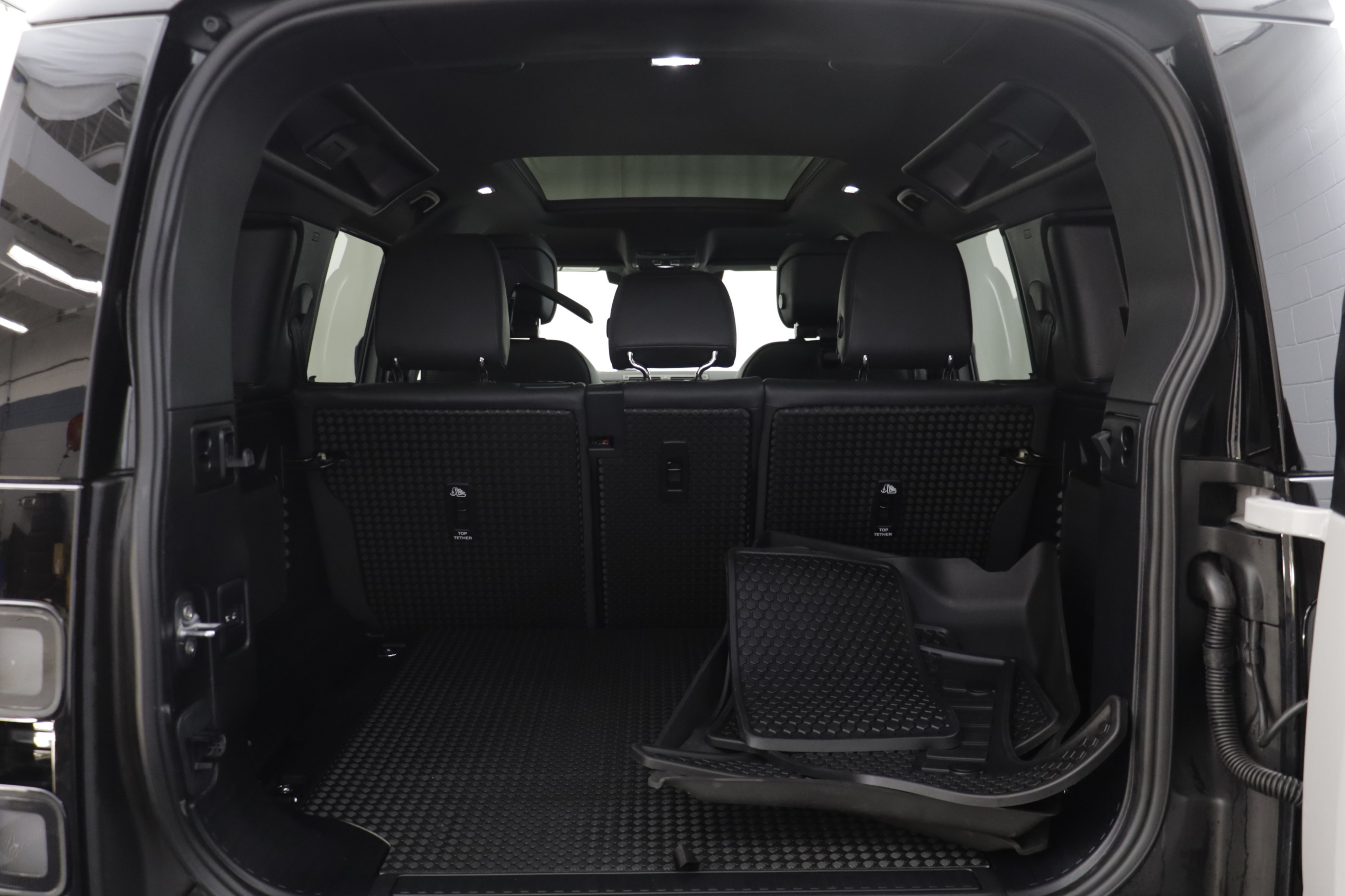 Certified 2026 Land Rover Defender 110 X-Dynamic SE AWD/4WD image 17