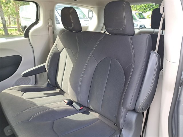 Used 2020 Chrysler Voyager L image 12