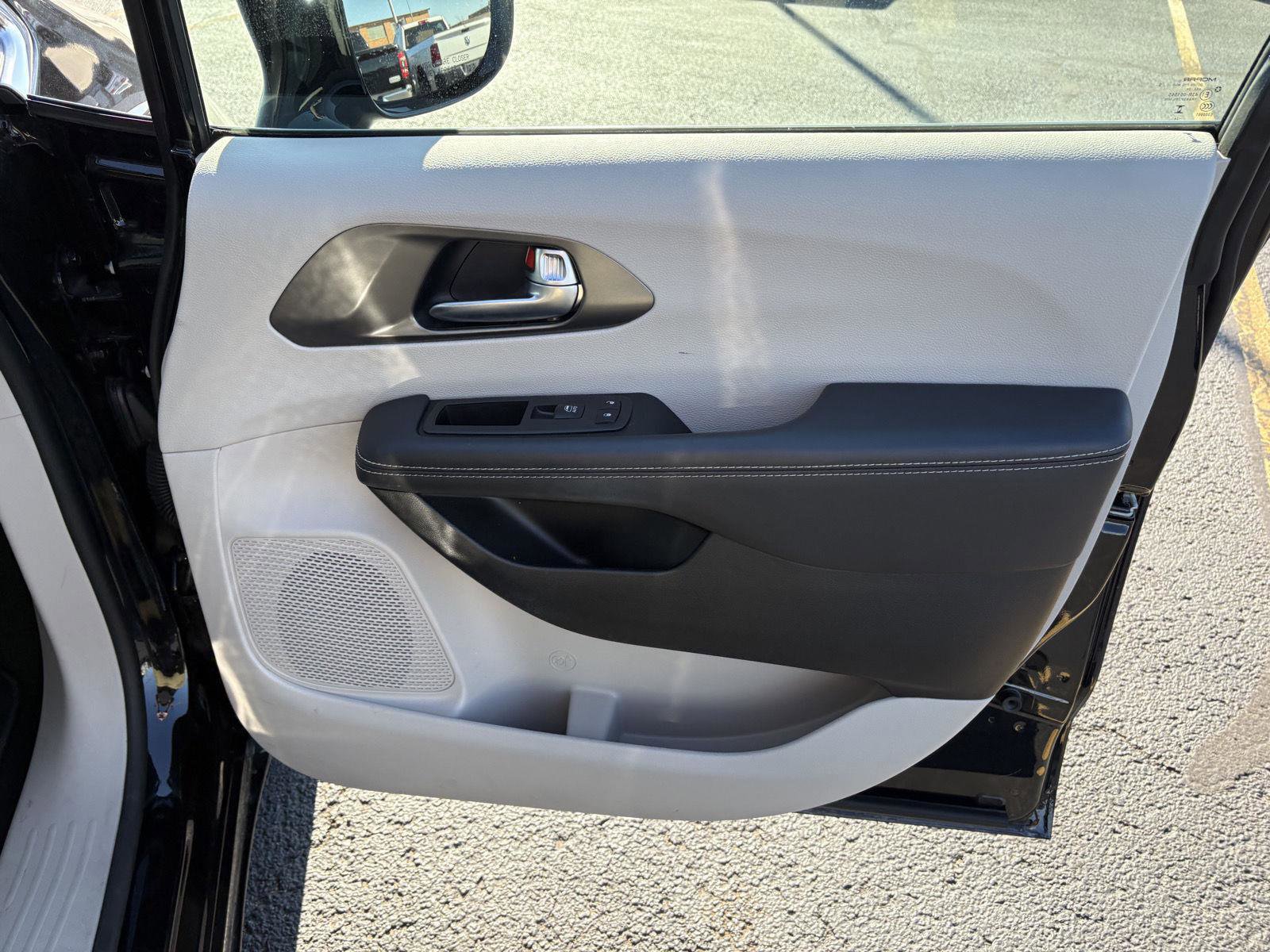 Used 2024 Chrysler Pacifica Touring-L image 18