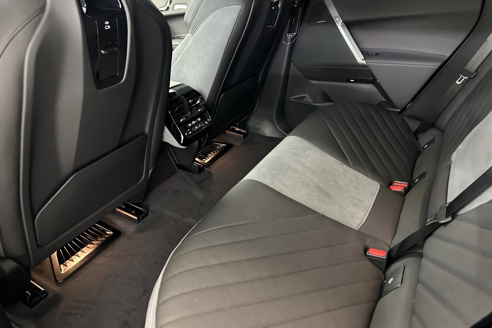 New 2026 BMW iX xDrive45 w/ M Sport Package image 21