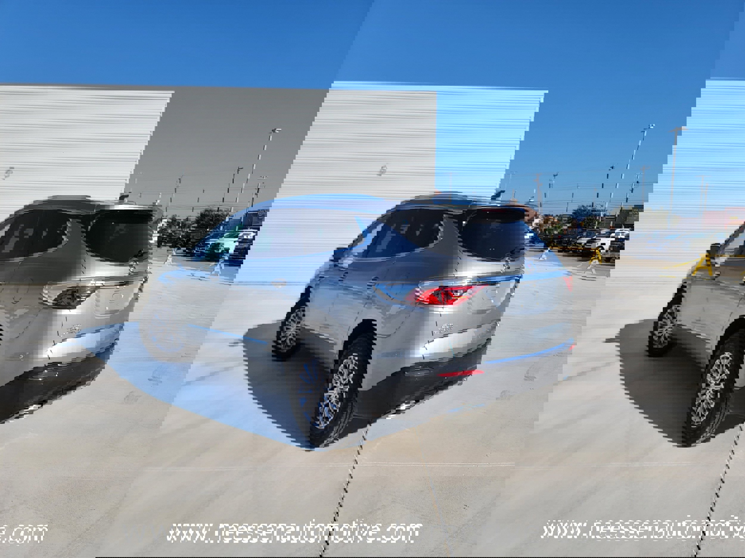 Used 2023 Buick Enclave Essence image 5