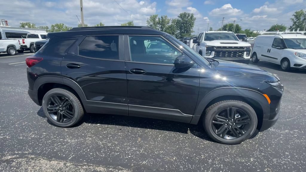 New 2026 Chevrolet TrailBlazer LT w/ Midnight Edition FWD image 3