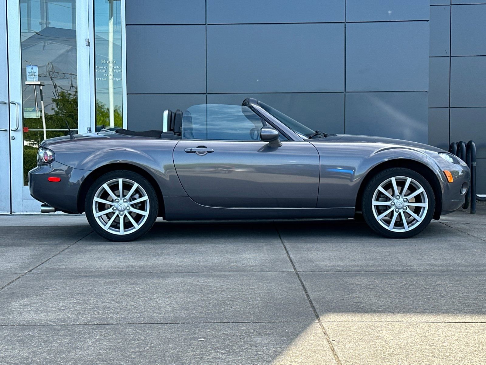 Used 2008 MAZDA MX-5 Miata Grand Touring w/ Premium Pkg RWD image 2