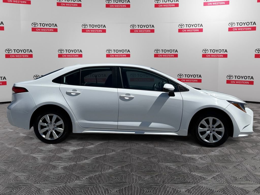 Used 2022 Toyota Corolla LE image 2