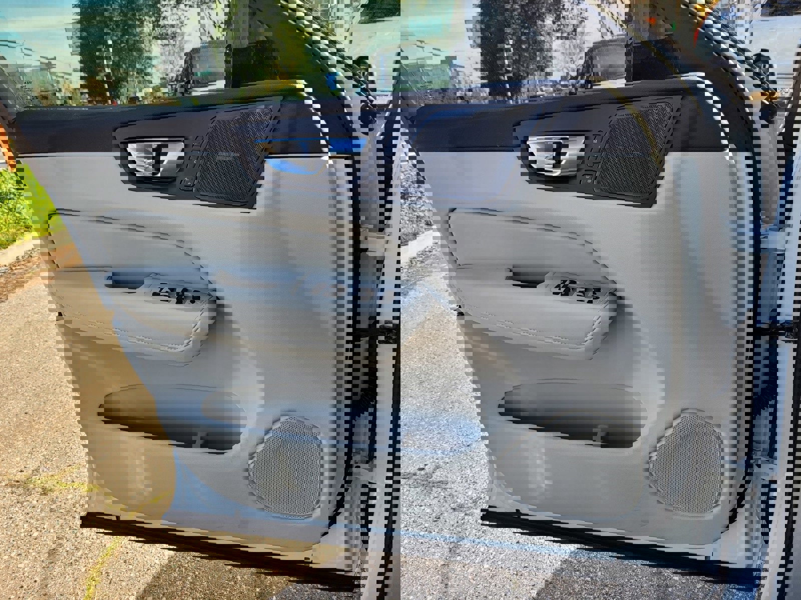 Certified 2024 Volvo XC60 T8 Ultimate w/ Protection Package Premier image 15