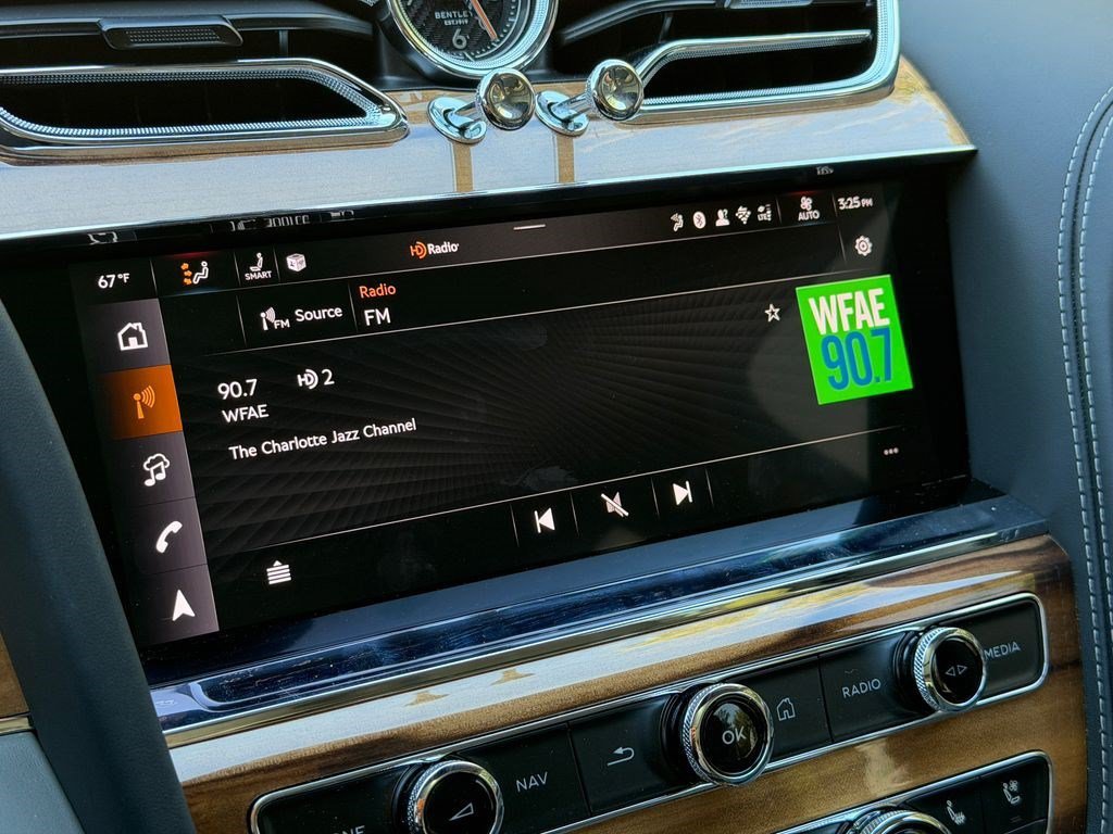 Certified 2025 Bentley Bentayga AWD/4WD image 22