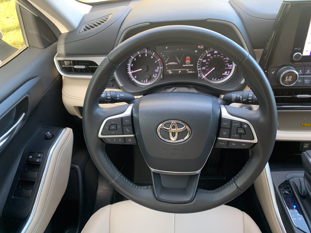 Used 2023 Toyota Highlander XLE FWD image 13
