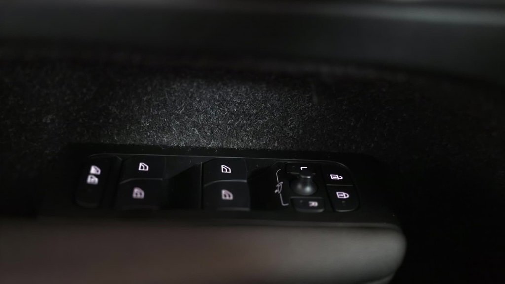 Used 2021 Volvo XC40 T5 Momentum w/ Climate Package image 24