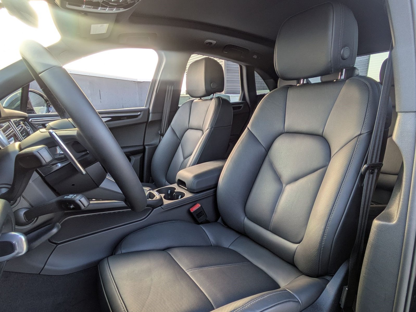 Certified 2025 Porsche Macan S AWD/4WD image 5
