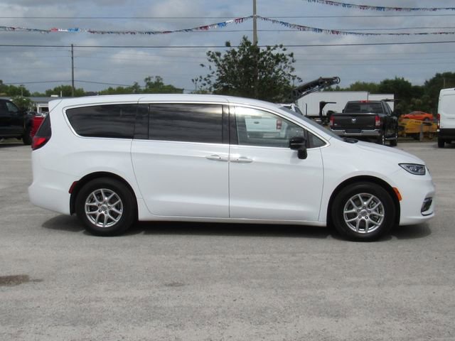 Used 2024 Chrysler Pacifica Touring-L image 2