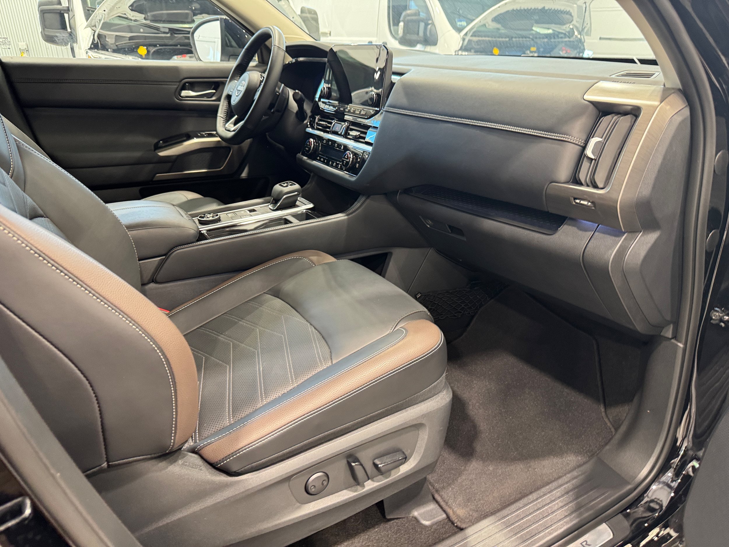 Used 2025 Nissan Pathfinder Platinum AWD/4WD image 13