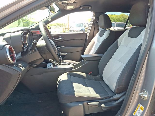 Used 2024 Chevrolet Trax RS FWD image 2