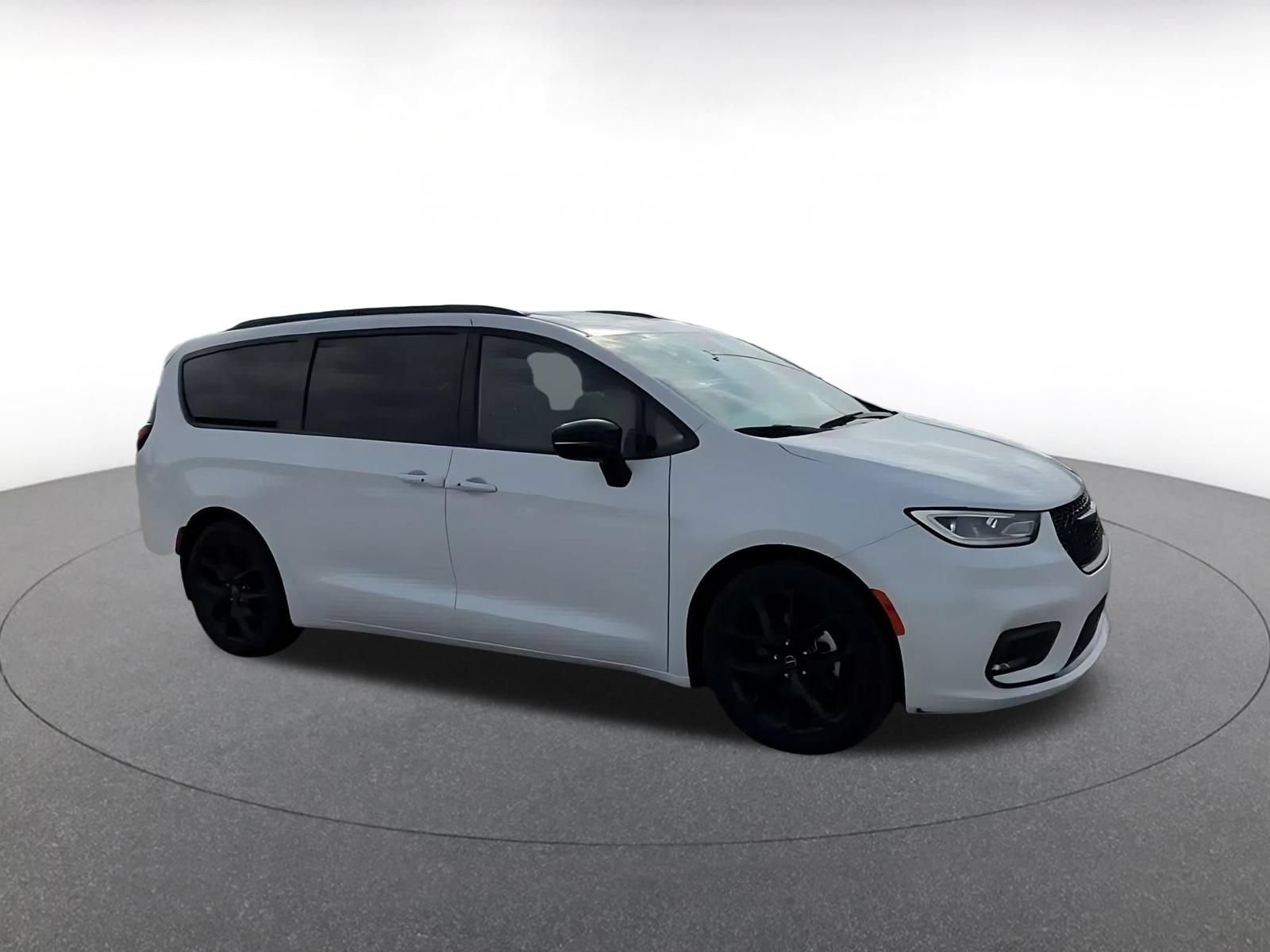 Used 2025 Chrysler Pacifica Limited FWD image 2
