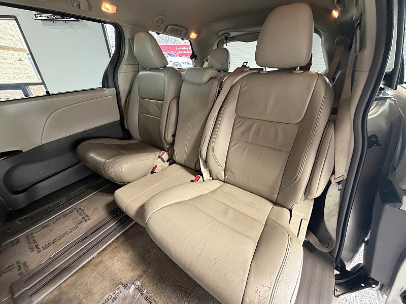 Used 2016 Toyota Sienna XLE Premium FWD image 11