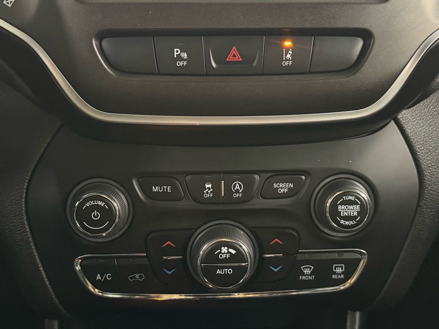 Used 2021 Jeep Cherokee Trailhawk w/ Comfort/Convenience Group image 18