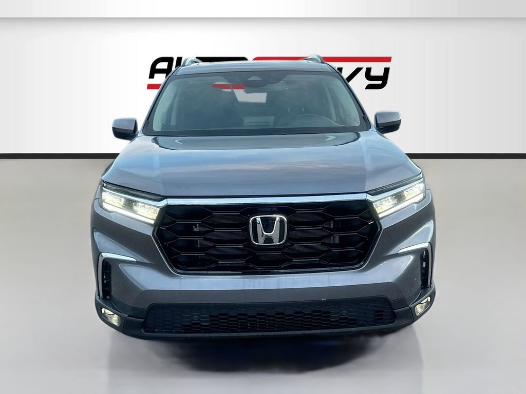 Used 2025 Honda Pilot Touring image 2
