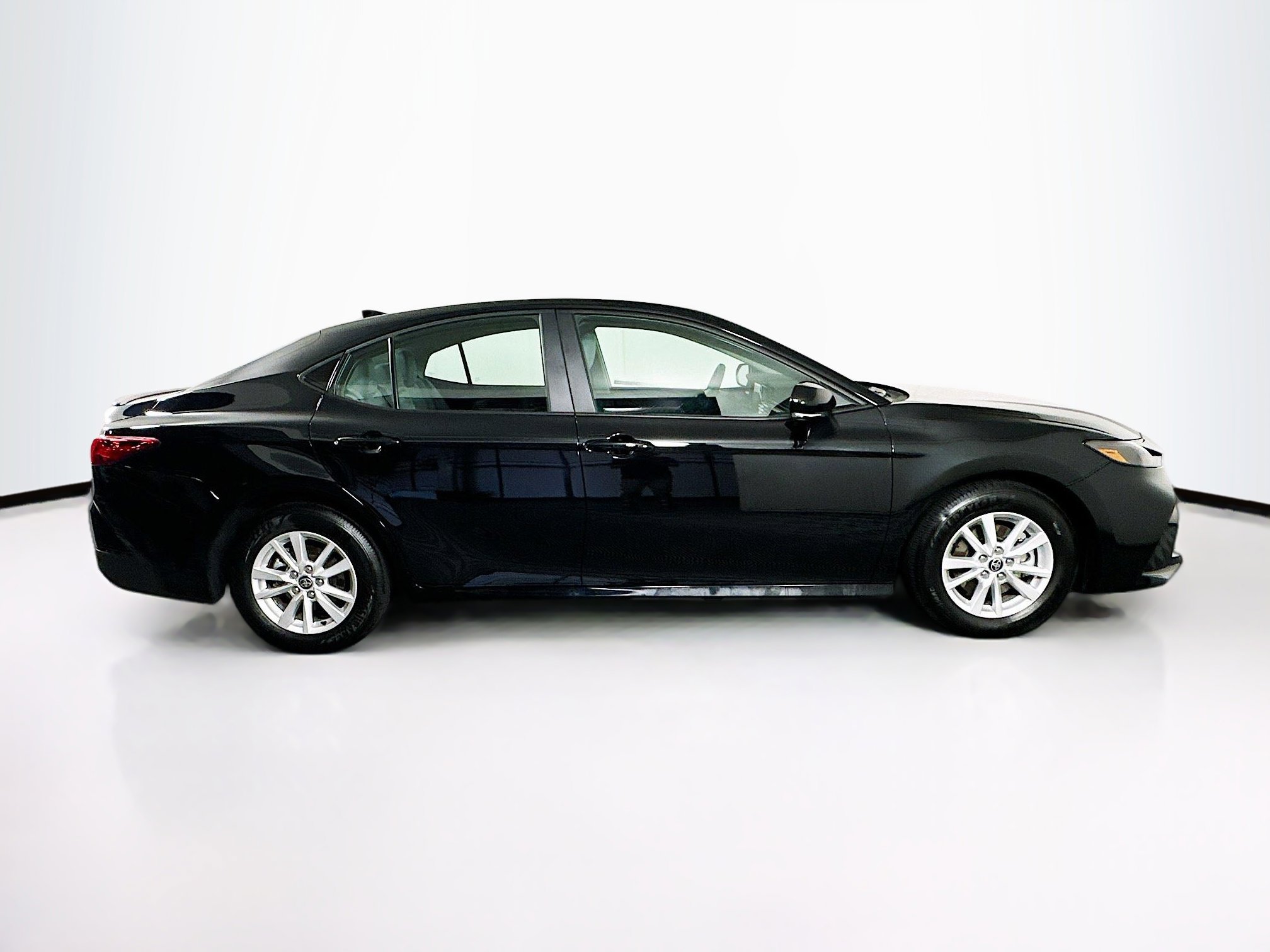 Used 2025 Toyota Camry LE image 10