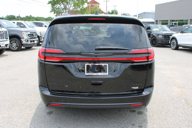 Used 2025 Chrysler Pacifica Limited FWD image 6