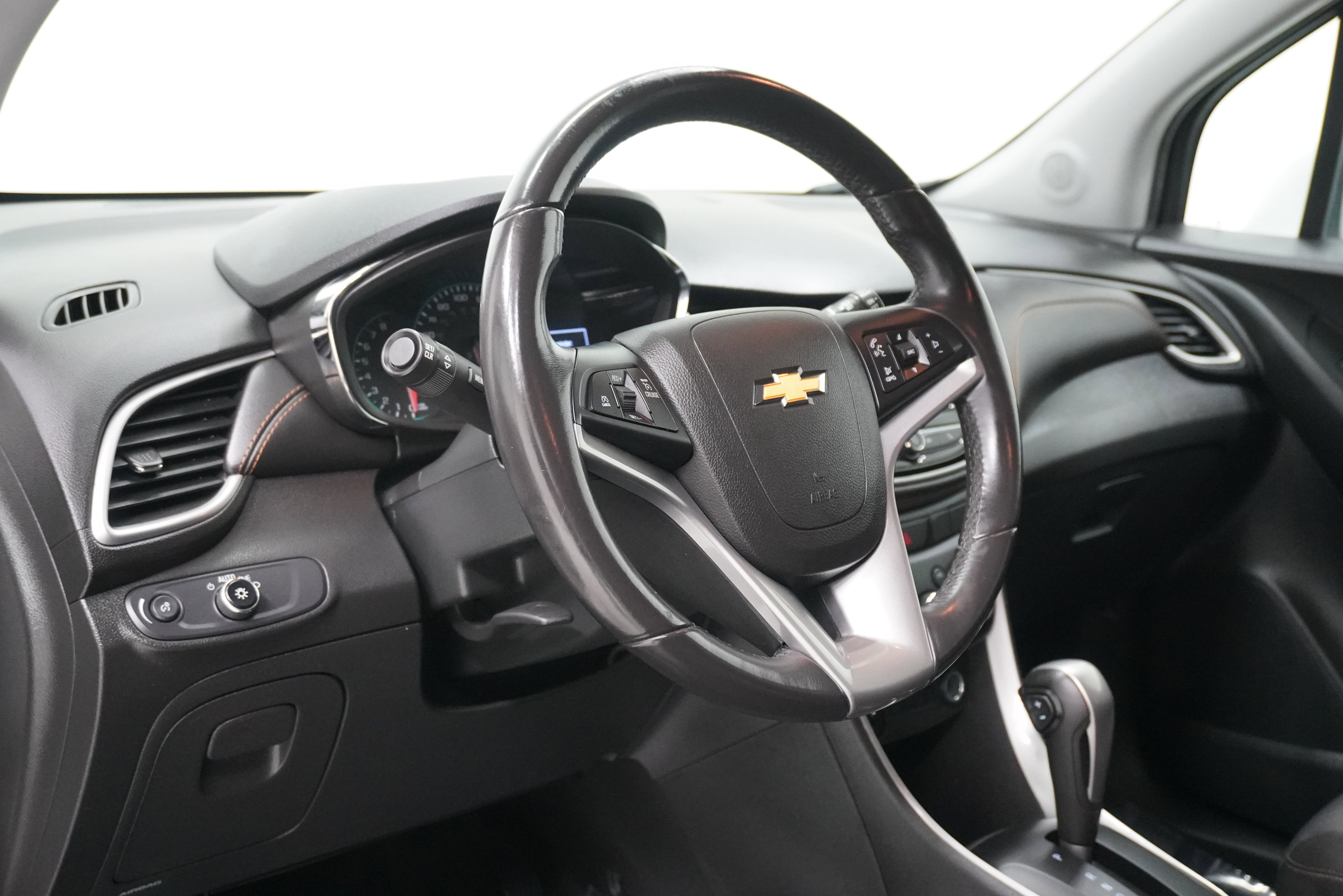 Used 2020 Chevrolet Trax LT w/ LT Convenience Package image 9