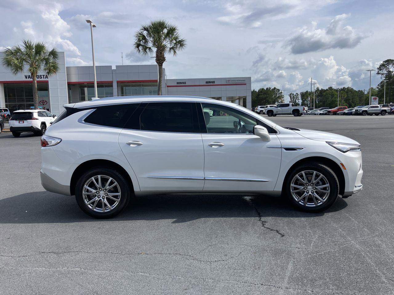Used 2022 Buick Enclave Essence w/ Experience Buick Package FWD image 6