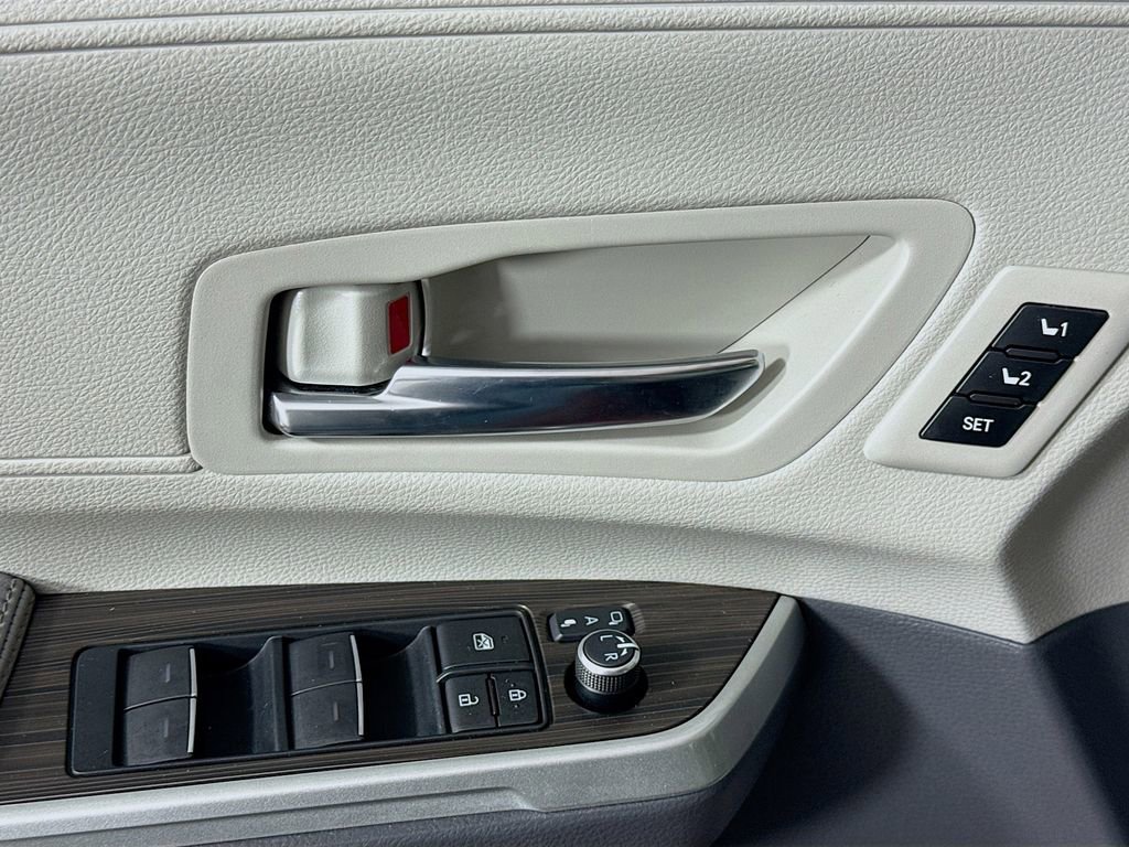 Used 2024 Toyota Sienna Limited image 21