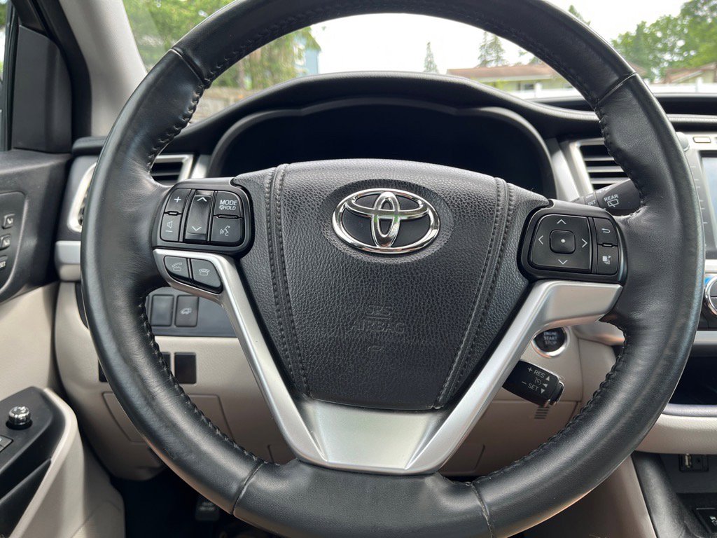 Used 2015 Toyota Highlander Limited image 25