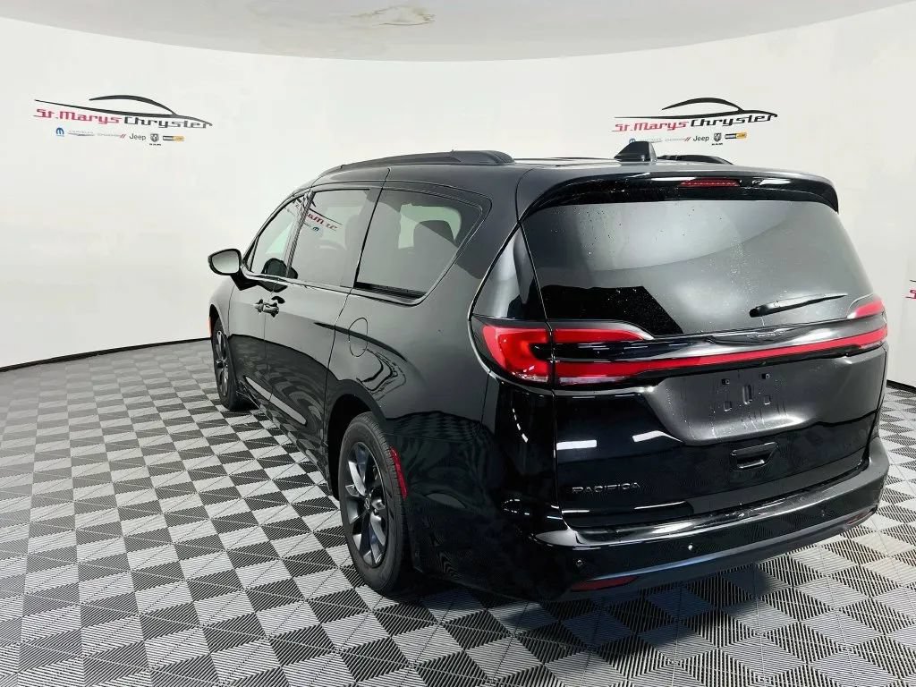 Used 2025 Chrysler Pacifica Select w/ Fav Edition Package FWD image 6