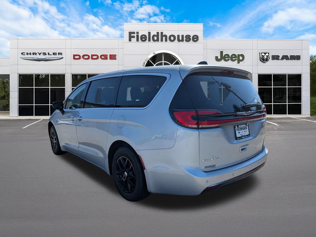 Used 2024 Chrysler Pacifica Touring-L FWD image 6