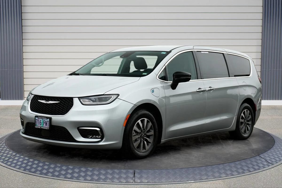 Used 2024 Chrysler Pacifica Limited FWD image 3