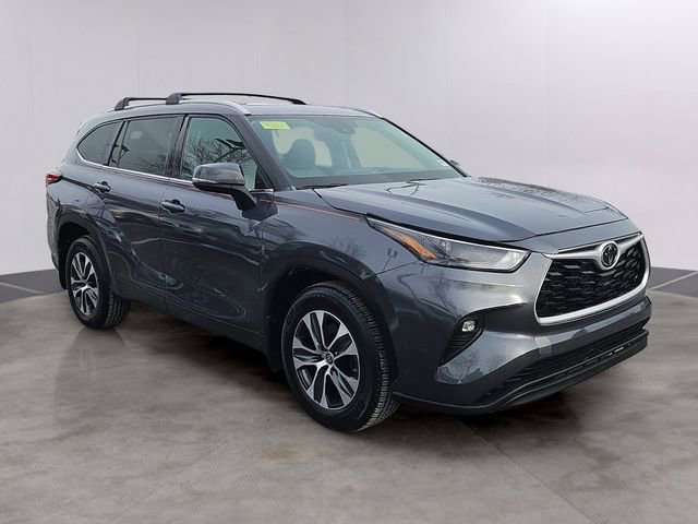 Used 2022 Toyota Highlander XLE image 3