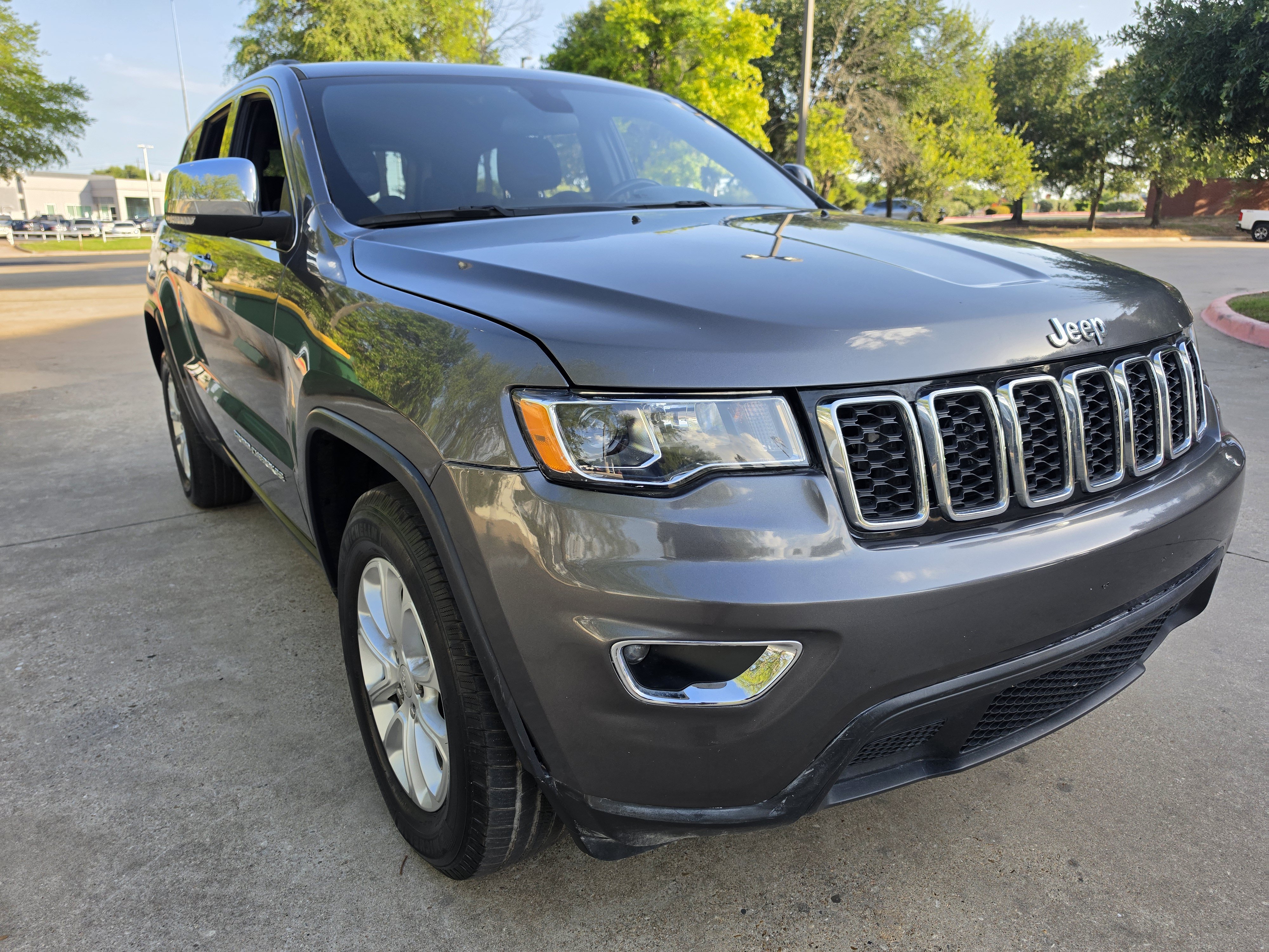 Used 2021 Jeep Grand Cherokee Laredo AWD/4WD image 1