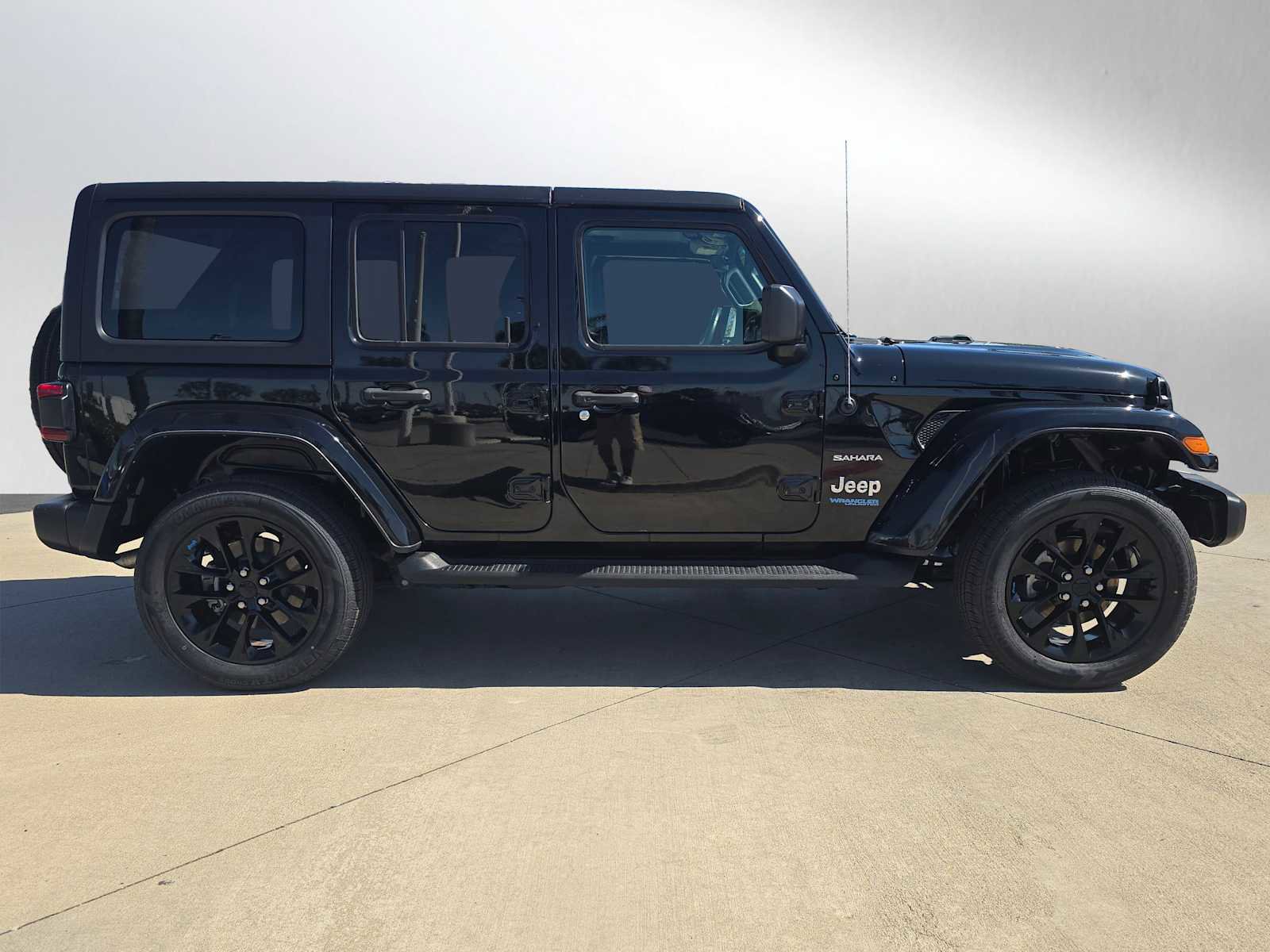 Used 2022 Jeep Wrangler Unlimited Sahara AWD/4WD image 2
