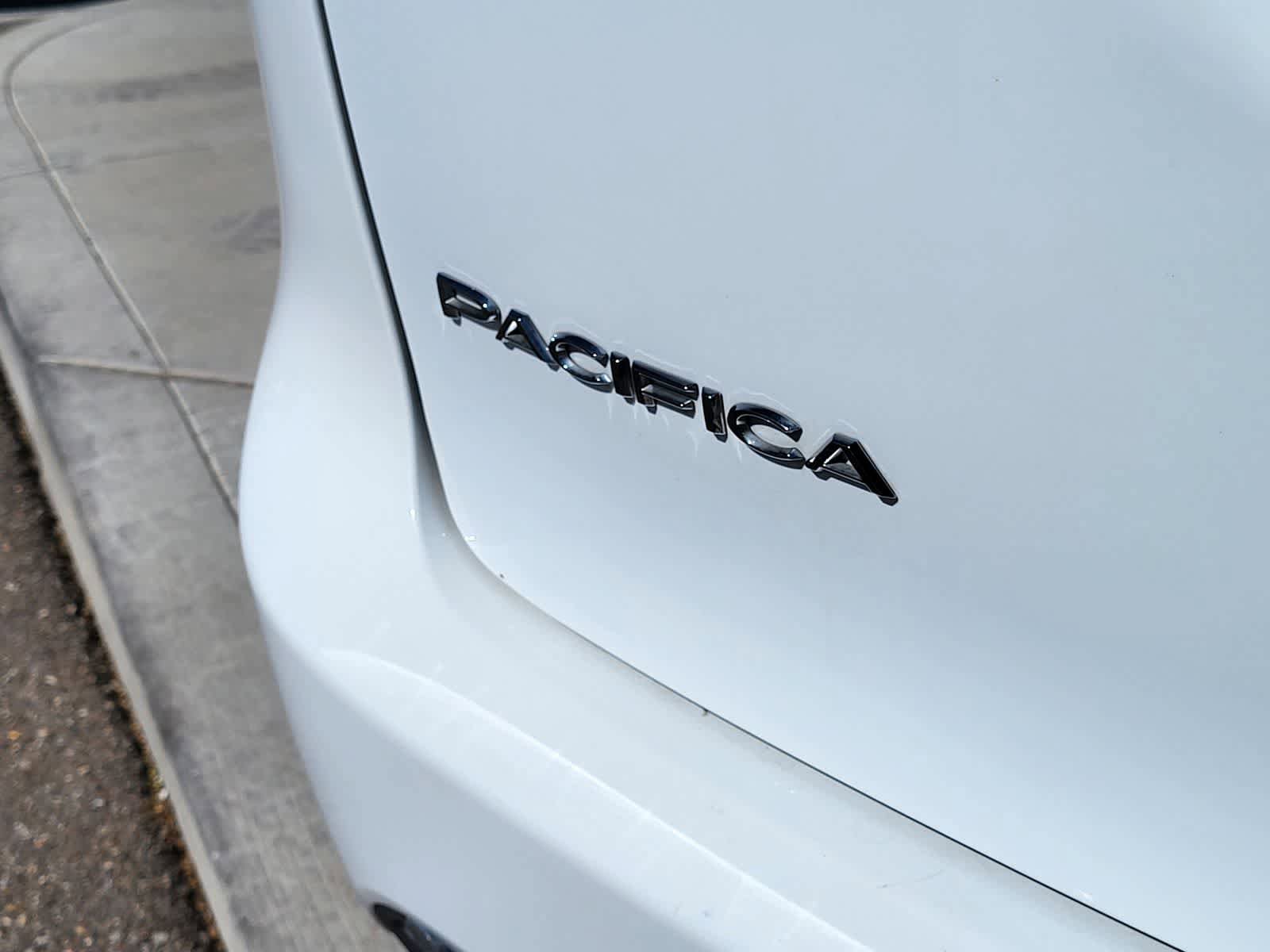 Used 2022 Chrysler Pacifica Touring-L FWD image 12