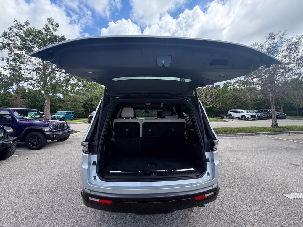 New 2026 Jeep Grand Wagoneer Summit AWD/4WD image 39