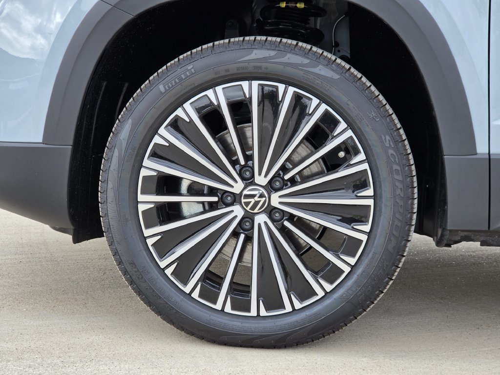 New 2027 Volkswagen Taos SE FWD image 8
