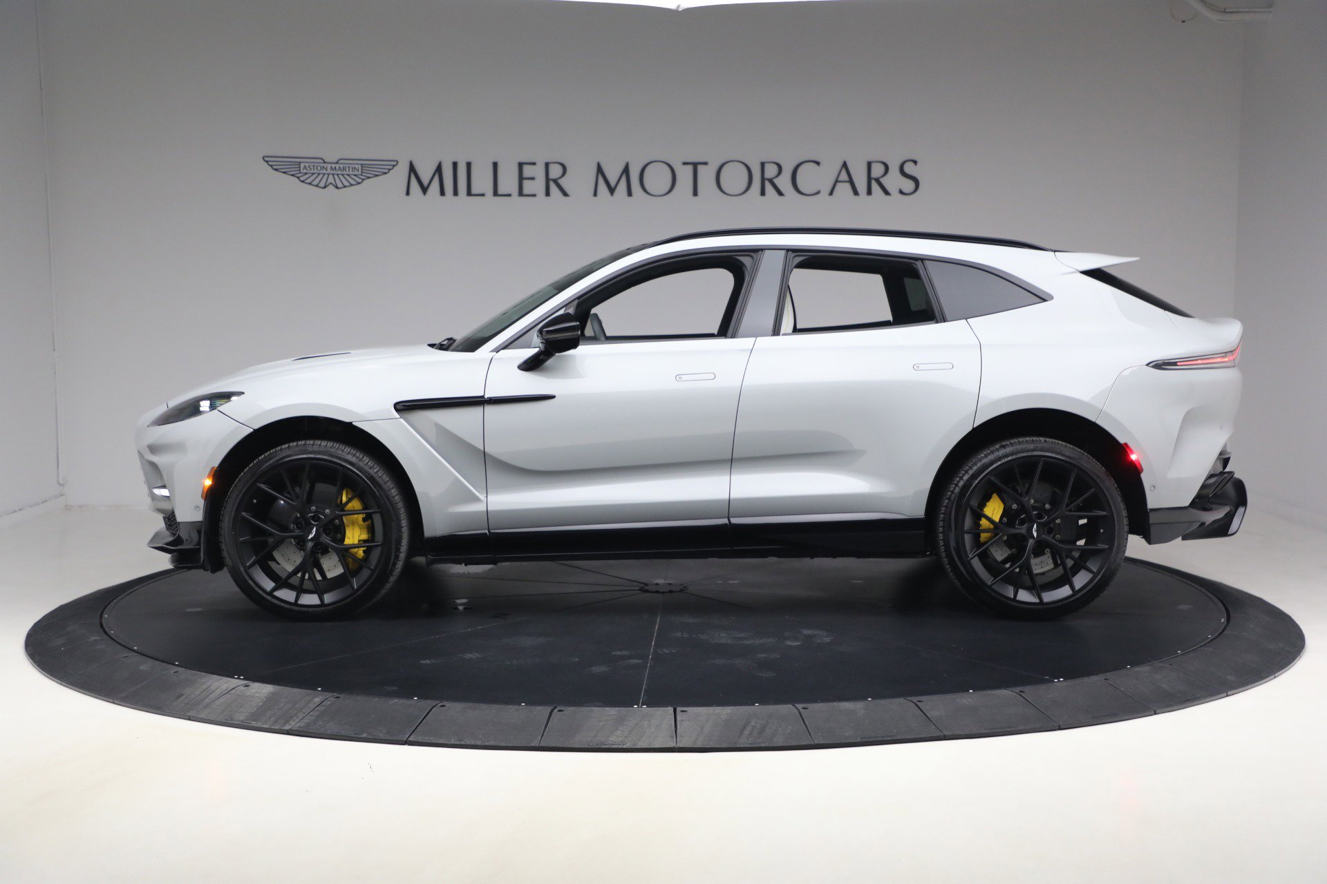 Used 2025 Aston Martin DBX 707 image 3