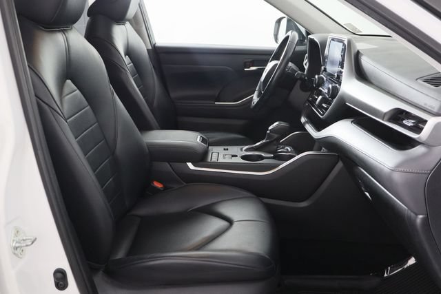 Used 2022 Toyota Highlander XLE FWD image 19