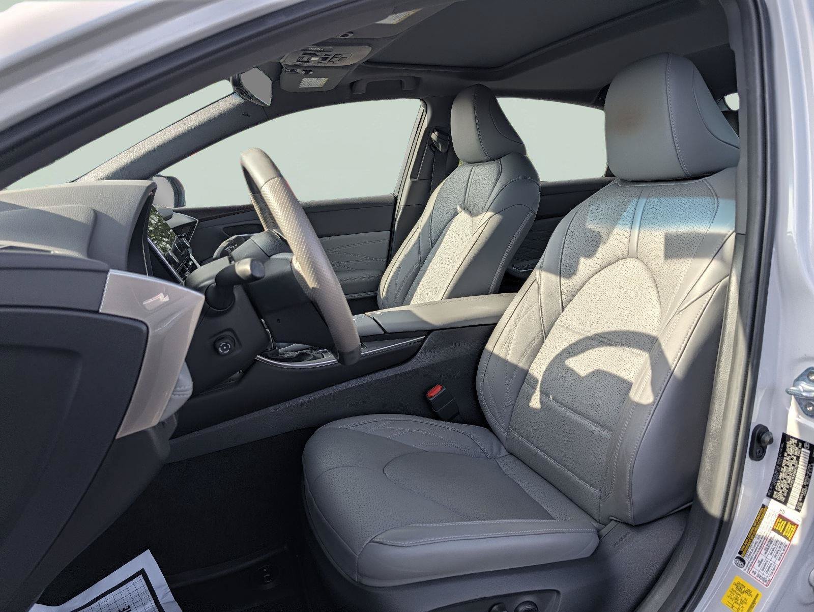 Used 2022 Toyota Avalon Limited w/ Advanced Safety Package FWD image 10