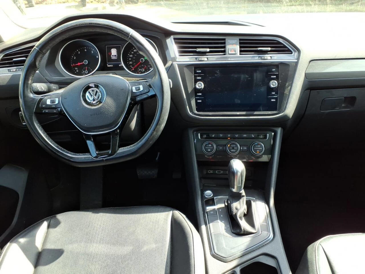 Used 2018 Volkswagen Tiguan SE w/ Panoramic Sunroof Package FWD image 12