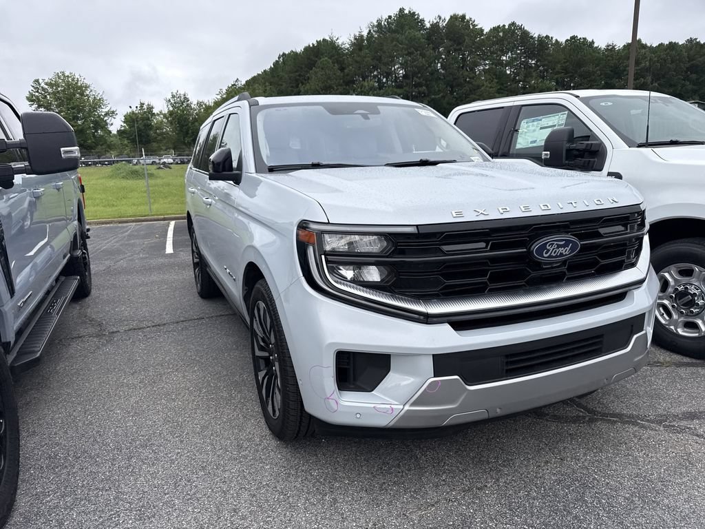 Used 2025 Ford Expedition Platinum w/ Driver's Package AWD/4WD image 3