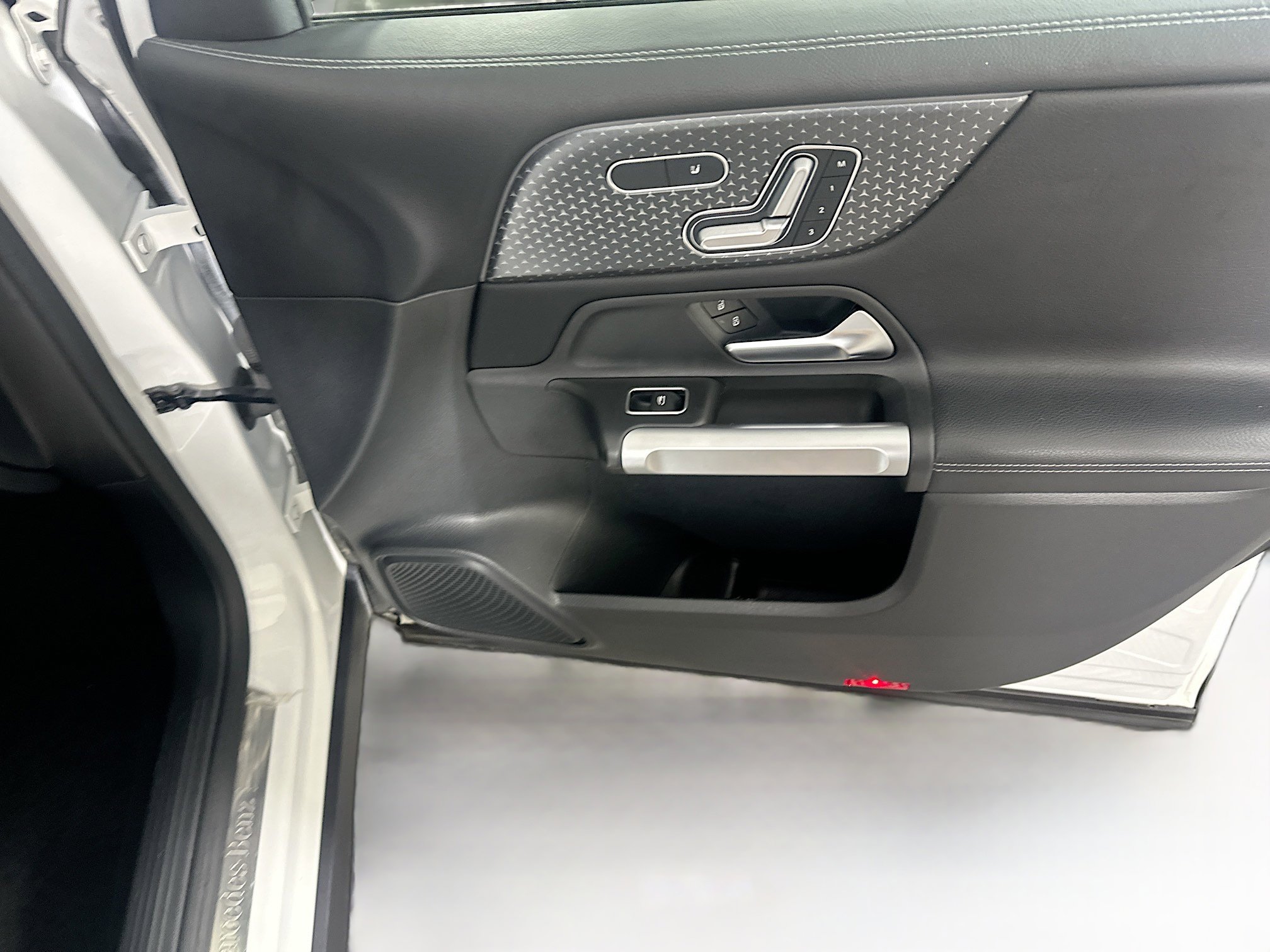 Used 2025 Mercedes-Benz GLB 250 image 31