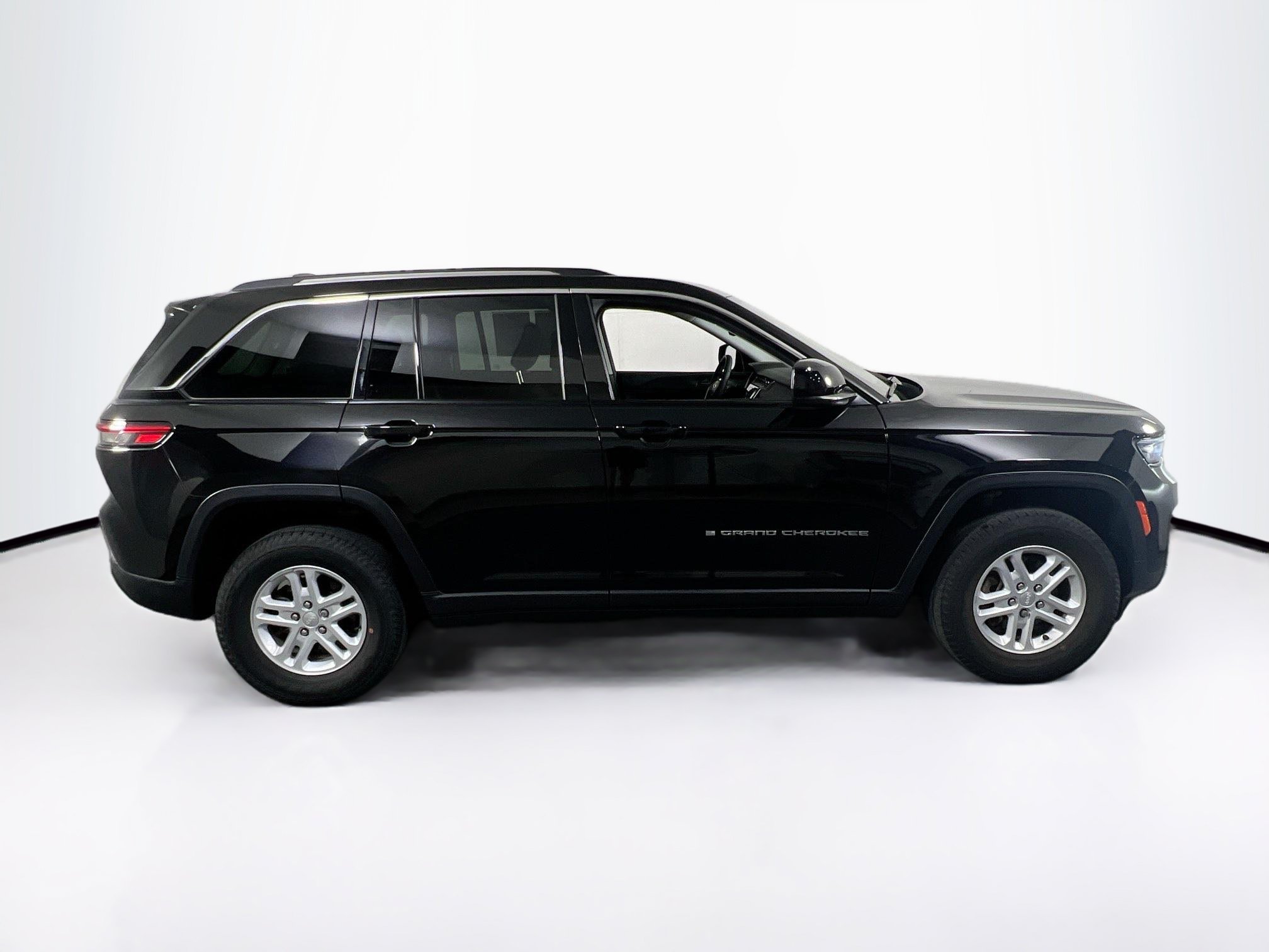 Used 2023 Jeep Grand Cherokee Laredo w/ Luxury Tech Group I AWD/4WD image 4