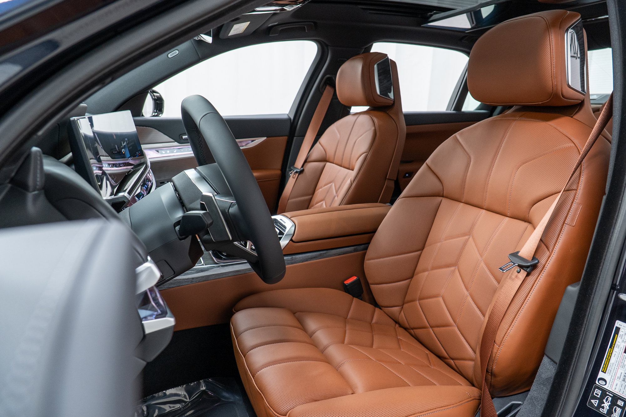 Used 2025 BMW 760i xDrive w/ Executive Package image 14